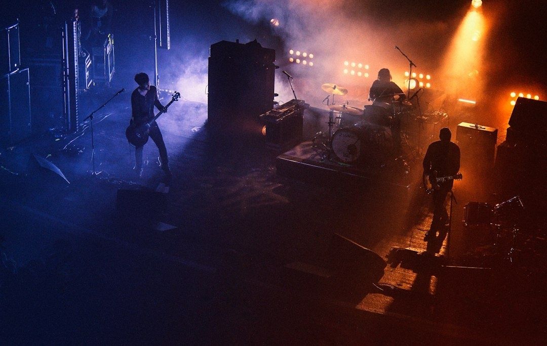 Band spielt im blau-orange beleuchteten Nebel auf einer Konzertbühne